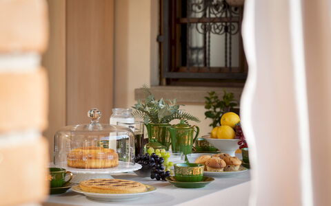 Villa Nikka 6: Tableware, Voedsel, Serveware, Tafel, Meubilair, Fruit, Dishware, Interieur Ontwerp, Drinkware