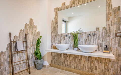Villa Gallus 6: Interieur Ontwerp, Loodgieterswerkinrichting, Badkamer, Kraan, Tegel, Natuurlijk Materiaal, Spiegel, Wastafel In De Badkamer, Loodgieter, Lichte Inrichting