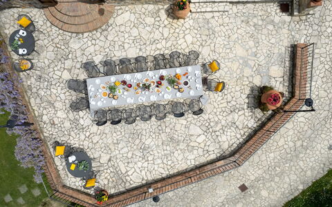Guado al Sole 26+4: Meubilair, Flagstone, Stoel, Tuin, Binnenplaats, Buitenmeubels, Buitentafel, Patio, Cobblestone, Restaurant