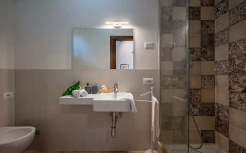 Le Colombelline 12: Flooring, Interieur Ontwerp, Badkamer, Verdieping, Muur, Loodgieterswerkinrichting, Wastafel In De Badkamer, Wastafel, Plafond, Kraan
