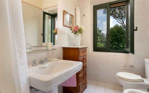 Villa Paesante 8: Wastafel In De Badkamer, Loodgieterswerkinrichting, Badkamer, Wastafel, Toilet, Flooring, Verdieping, Deur, Wc Bril, Loodgieter