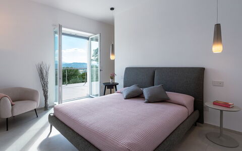 Villa Petrillo 6: Meubilair, Bed, Interieur Ontwerp, Slaapkamer, Muur, Flooring, Huis, Verdieping, Bedding, Kamer