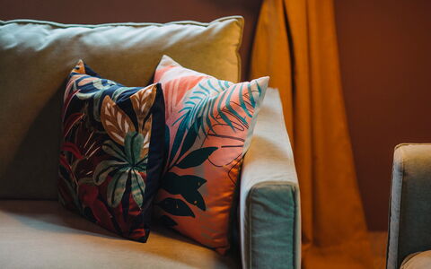 Villa Sumac 6: Kussen, Textiel, Kussen Gooien, Oranje, Hoofdkussen, Roze, Woonkamer, Linens, Bankstel, Bloemdessin