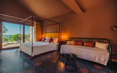Villa Sumac 6: Meubilair, Slaapkamer, Bed, Verdieping, Interieur Ontwerp, Flooring, Verlichting, Laken, Bed Frame, Bedding