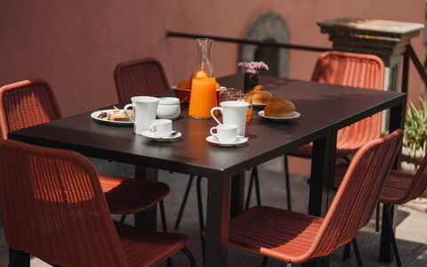 Villa Sumac 6: Meubilair, Tafel, Stoel, Buitentafel, Beits, Buitenmeubels, Restaurant, Ontwerp, Eetkamer, Koffietafel