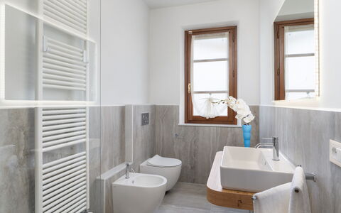Villa Irene 6: Flooring, Verdieping, Muur, Hout, Loodgieterswerkinrichting, Interieur Ontwerp, Huis, Kraan, Wastafel, Badkamer