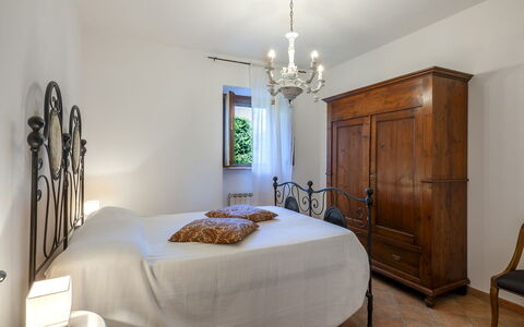 Villa Banci 8: Meubilair, Interieur Ontwerp, Bed, Slaapkamer, Muur, Flooring, Laken, Verdieping, Bedding, Plafond