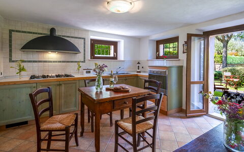 Villa Banci 8: Meubilair, Interieur Ontwerp, Hout, Flooring, Keuken, Tafel, Countertop, Plafond, Verlichting, Huis