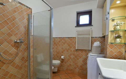 Villa Biddizza 10: Interieur Ontwerp, Flooring, Verdieping, Loodgieterswerkinrichting, Kamer, Badkamer, Plafond, Verlichting, Loodgieter, Kraan