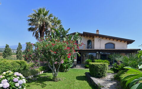 Villa Biddizza 10: Woongebied, Struik, Huis, Huis, Tuin, Landgoed, Groundcover, Hacienda, Gazon
