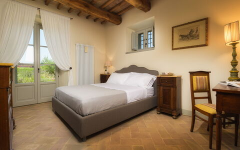 Villa Flaminia 8+2 -: Meubilair, Muur, Bed, Interieur Ontwerp, Slaapkamer, Flooring, Verdieping, Huis, Bedding, Bed Frame