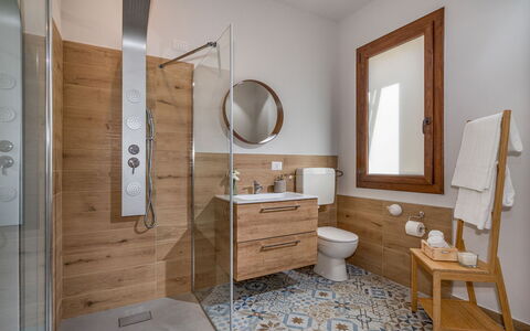 Villa Cutrera 8: Loodgieterswerkinrichting, Flooring, Badkamer, Verdieping, Interieur Ontwerp, Wastafel, Badkamerkast, Wastafel In De Badkamer, Kraan, Loodgieter