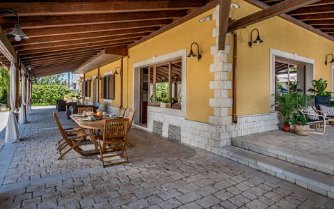 Villa Cutrera 8: Hout, Huis, Deur, Veranda, Meubilair, Schaduw, Verblijf, Stoel, Landgoed, Flagstone