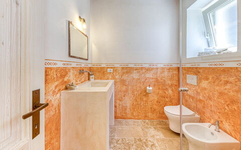 Il Nachiro 6: Flooring, Verdieping, Loodgieterswerkinrichting, Interieur Ontwerp, Tegel, Badkamer, Loodgieter, Kraan, Wastafel, Marmeren