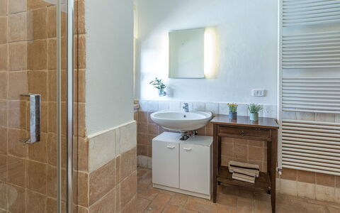 Casa Eusebia 8+2: Flooring, Muur, Interieur Ontwerp, Verdieping, Badkamer, Plafond, Loodgieterswerkinrichting, Wastafel In De Badkamer, Verlichting, Kamer