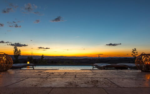 Casale the Place 6+2: Lucht, Afterglow, Zonsondergang, Schemer, Horizon, Zonsopkomst, Avond, Oranje, Morgenrood, Zonlicht
