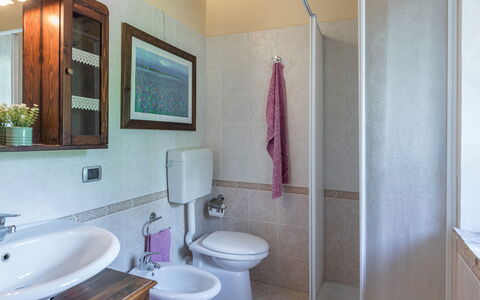 Dimora Alessandra 4: Flooring, Verdieping, Interieur Ontwerp, Loodgieterswerkinrichting, Wastafel In De Badkamer, Wastafel, Badkamer, Kamer, Meubilair, Kraan