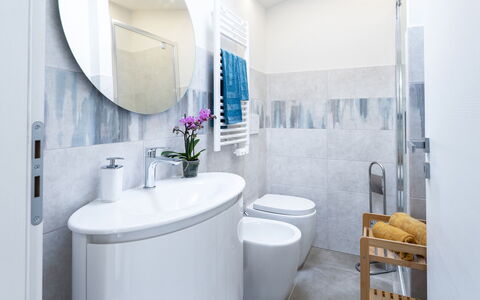 La Villa in Pineta 10: Wc Bril, Toilet, Interieur Ontwerp, Loodgieterswerkinrichting, Badkamer, Flooring, Verdieping, Loodgieter, Tegel