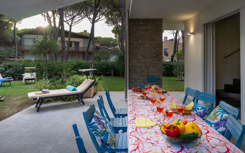 La Villa in Pineta 10: Meubilair, Buitenmeubels, Stoel, Schaduw, Tuin, Vrije Tijd, Backyard, Buitentafel, Werf, Toevlucht