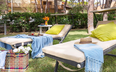 La Villa in Pineta 10: Meubilair, Buitenmeubels, Ligstoel, Vrije Tijd, Stoel, Comfort, Tuin, Schaduw, Chaise Longue, Linens