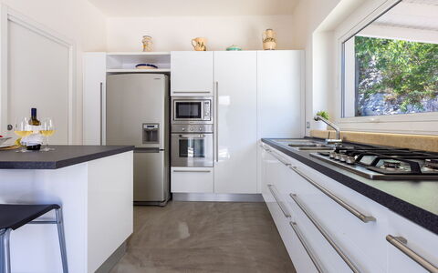 Villa Calypso 8: Toestel Van De Keuken, Keuken, Countertop, Interieur Ontwerp, Major Appliance, Cabinetry, Meubilair, Flooring, Huishoudapparatuur, Hout