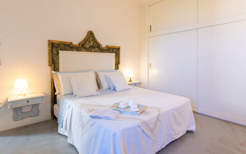 Villa Calypso 8: Slaapkamer, Interieur Ontwerp, Bed, Laken, Bedding, Verdieping, Meubilair, Flooring, Kamer, Bed Frame