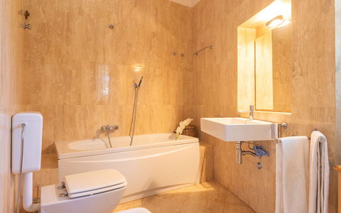 Villa Calypso 8: Flooring, Loodgieterswerkinrichting, Muur, Verdieping, Badkamer, Interieur Ontwerp, Kraan, Wastafel, Wastafel In De Badkamer, Kamer