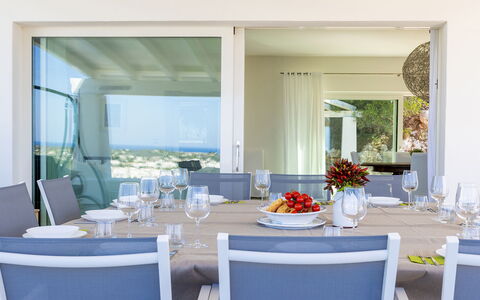 Villa Calypso 8: Meubilair, Stoel, Interieur Ontwerp, Tafel, Eetkamer, Keuken En Eettafel, Tableware, Verlichting, Flooring, Kamer
