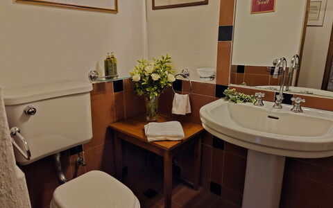 Scandelaia 12: Wastafel In De Badkamer, Interieur Ontwerp, Loodgieterswerkinrichting, Wastafel, Badkamer, Flooring, Verlichting, Meubilair, Verdieping, Loodgieter