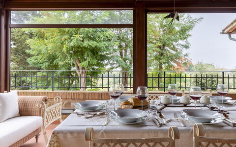 Villa Binetti 7: Meubilair, Tafel, Interieur Ontwerp, Stoel, Hout, Keuken En Eettafel, Eetkamer, Kamer, Restaurant, Schaduw