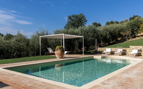 Villa Binetti 7: Zwembad, Samengesteld Materiaal, Tuin, Waterpartij, Landscaping, Schaduw, Landgoed, Toevlucht, Backyard, Flagstone