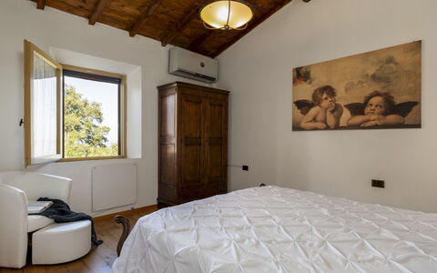 Villa Bel Panorama 8: Bed, Slaapkamer, Bedding, Interieur Ontwerp, Laken, Muur, Meubilair, Hout, Linens, Plafond