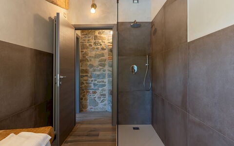 Villa Carlotta 8: Muur, Flooring, Verdieping, Loodgieterswerkinrichting, Interieur Ontwerp, Badkamer, Bruin, Loodgieter, Plafond, Samengesteld Materiaal