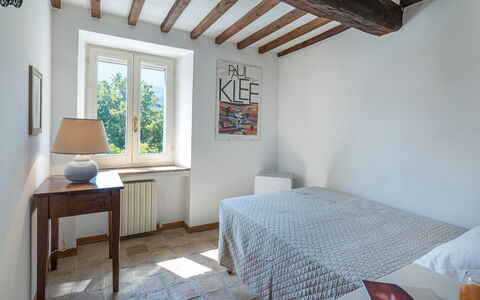 Casale le Querce di Cetona 8: Muur, Slaapkamer, Bed, Hout, Interieur Ontwerp, Meubilair, Laken, Flooring, Bedding, Verdieping