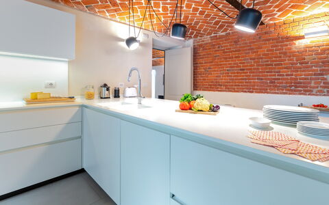 Villa Boemia 10: Keuken, Countertop, Interieur Ontwerp, Lichte Inrichting, Plafond, Cabinetry, Toestel Van De Keuken, Loodgieterswerkinrichting, Verlichting, Major Appliance