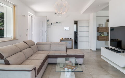 Villa i Chiani 8: Meubilair, Interieur Ontwerp, Flooring, Verdieping, Hout, Bankstel, Huis, Kamer, Woonkamer, Plafond