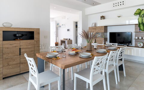 Villa i Chiani 8: Meubilair, Interieur Ontwerp, Tafel, Flooring, Stoel, Hout, Keuken En Eettafel, Eetkamer, Verdieping, Kamer