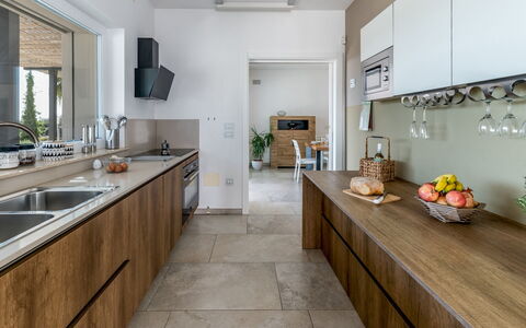 Villa i Chiani 8: Keuken, Countertop, Interieur Ontwerp, Cabinetry, Flooring, Hout, Meubilair, Verdieping, Toestel Van De Keuken, Wastafel