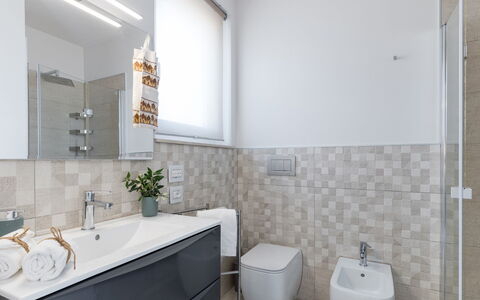 Villa i Chiani 8: Flooring, Badkamer, Loodgieterswerkinrichting, Interieur Ontwerp, Verdieping, Muur, Wastafel, Wastafel In De Badkamer, Toilet, Badkamerkast