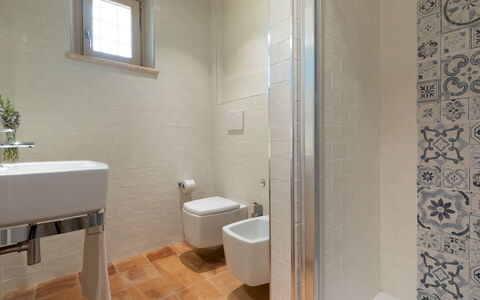 Casale Grottini 8: Flooring, Badkamer, Verdieping, Loodgieterswerkinrichting, Wc Bril, Toilet, Interieur Ontwerp, Tegel, Wastafel, Loodgieter