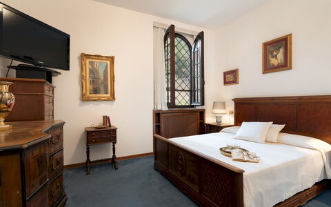 Villa Manganelli 12: Meubilair, Interieur Ontwerp, Hout, Slaapkamer, Flooring, Bed, Fotolijst, Verlichting, Lade, Kamer