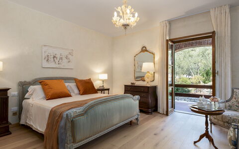 Villa Adisa 8: Meubilair, Interieur Ontwerp, Slaapkamer, Bed, Plafond, Kamer, Verlichting, Flooring, Huis, Textiel