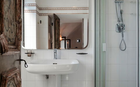 Torre Grimaldi 2+2: Badkamer, Loodgieterswerkinrichting, Interieur Ontwerp, Wastafel In De Badkamer, Kraan, Loodgieter, Kamer, Spiegel, Verdieping, Flooring