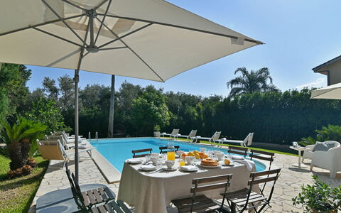 Villa Afrodite 8: Zwembad, Paraplu, Buitenmeubels, Meubilair, Toevlucht, Stoel, Schaduw, Ligstoel, Eco Hotel, Hotel