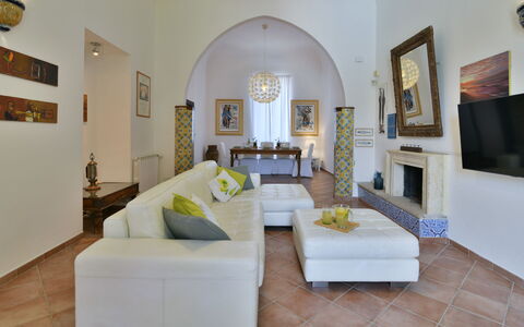 Villa Afrodite 8: Meubilair, Interieur Ontwerp, Flooring, Bankstel, Verdieping, Woonkamer, Verlichting, Plafond, Kamer, Huis