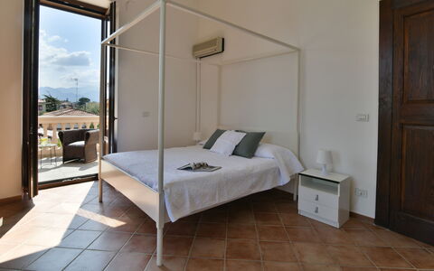 Villa Afrodite 8: Interieur Ontwerp, Bed, Meubilair, Slaapkamer, Flooring, Verdieping, Hout, Plafond, Bedding, Laken