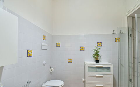 Villa Afrodite 8: Muur, Flooring, Interieur Ontwerp, Verdieping, Geel, Tegel, Loodgieterswerkinrichting, Badkamer, Kamer, Loodgieter