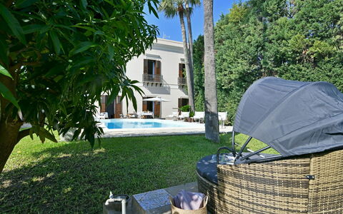 Villa Afrodite 8: Zwembad, Toevlucht, Landgoed, Hacienda, Schaduw, Eco Hotel, Buitenmeubels, Villa, Ligstoel, Stoel