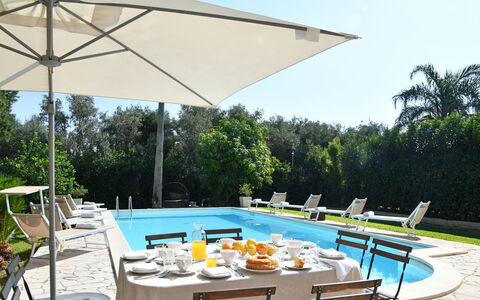 Villa Afrodite 8: Zwembad, Meubilair, Paraplu, Buitenmeubels, Toevlucht, Stoel, Ligstoel, Schaduw, Eco Hotel, Vrije Tijd