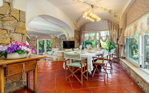 Villa Stella 6: Meubilair, Interieur Ontwerp, Tafel, Plafond, Stoel, Keuken En Eettafel, Eetkamer, Kamer, Linens, Kamerplant